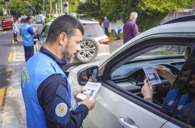 Blitz educativa da EPTC na Wenceslau Escobar orienta sobre novo medidor eletrônico de velocidade