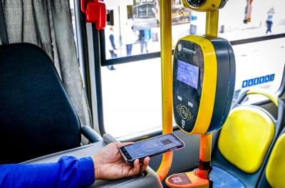 Para agilidade no embarque os passageiros podem utilizar o Cartão Tri e o pagamento via QR Code, direto no validador