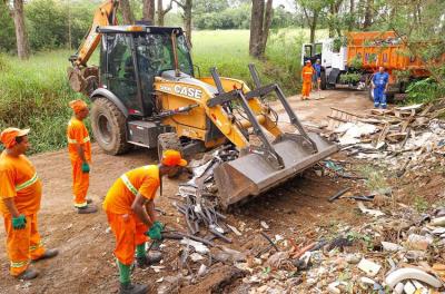 DMLU retira 20 toneladas de resíduos em limpeza no bairro Lomba do Pinheiro