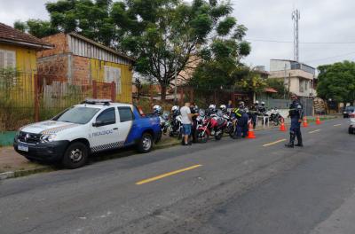 Operação Duas Rodas aborda motocicleta com 332 multas