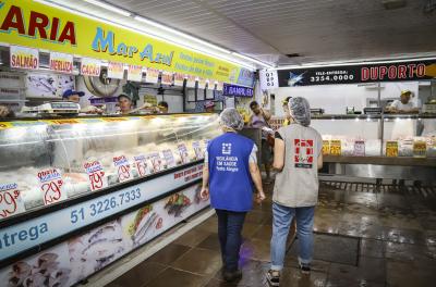 prefeitura vistoria peixarias do Mercado Público de Porto Alegre