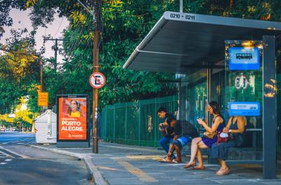  Os novos abrigos de parada de ônibus que vão qualificar o terminal de ônibus da avenida Borges de Medeiros, próximo à estação Mercado do Trensurb