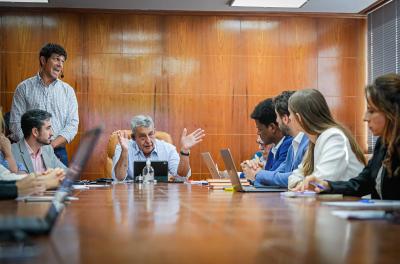 Reunião entre o prefeito Sebastião Melo, representantes de órgãos do executivo e os avaliadores, discutindo pontos fundamentais para a Certificação
