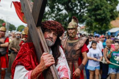 Centenas de pessoas participam da encenação da Paixão de Cristo