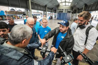 Novo operadora de patinete é identificada pela cor azul