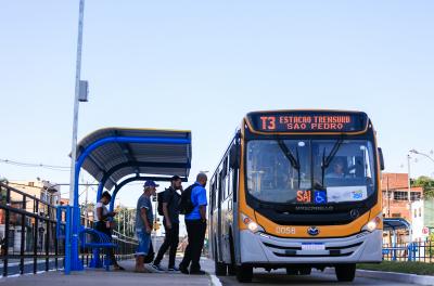 Transporte coletivo na avenida Tronco