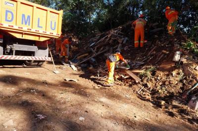DMLU retira 45 toneladas de resíduos em limpeza na Lomba do Pinheiro