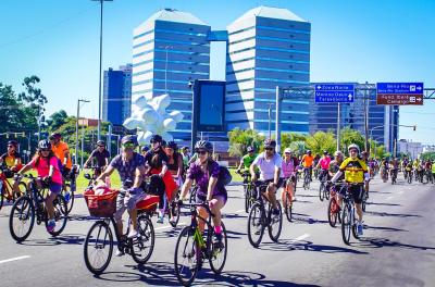 EPTC entrega alimentos arrecadados no Pedal da Paz no Asilo Padre Cacique