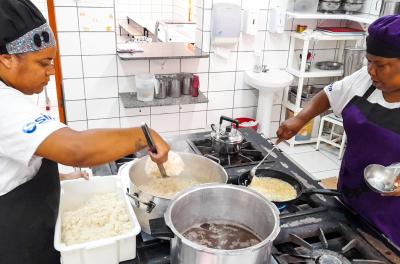 Escolas da rede municipal passam a servir almoço a alunos atingidos pelas cheias