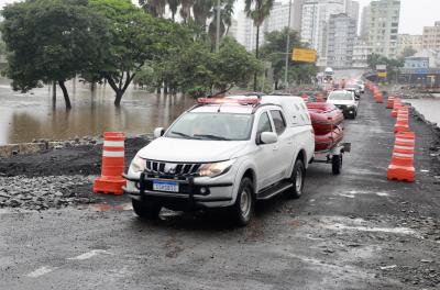 tráfego de veículos no corredor humanitário