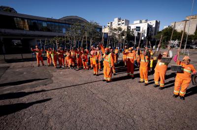 DMLU inicia limpeza nas partes secas da Cidade Baixa e Menino Deus