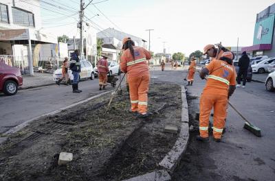 DMLU retira 90 toneladas em limpeza pós-enchente no Sarandi