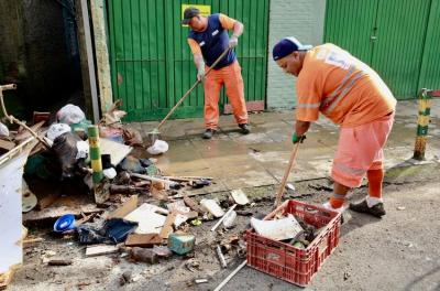 Operação de limpeza pós-enchente ocorre em 15 locais nesta sexta-feira