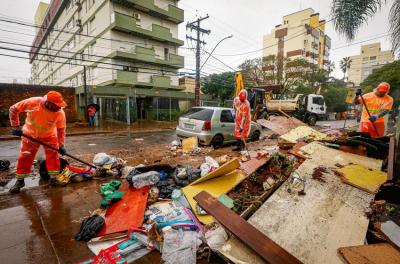Operação de limpeza pós-enchente ocorre em 15 locais neste sábado 