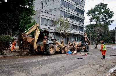 Operação de limpeza pós-enchente ocorre em nove locais neste domingo