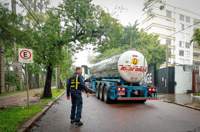 EPTC realiza escolta de insumos para a capital.