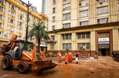 Limpeza pós-enchente ocorre em 18 locais nesta segunda