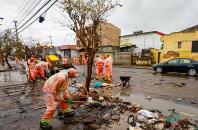Força-tarefa para limpeza pós-enchente ocorre em 28 locais