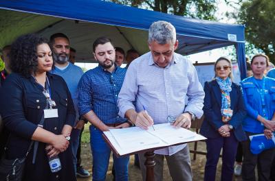 assinatura para construção dos centros comunitários de acolhimento
