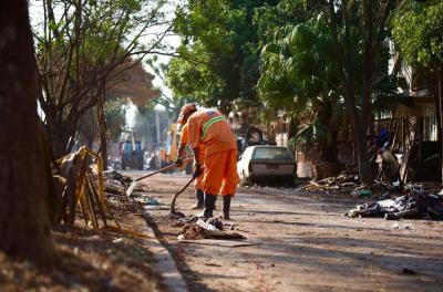 Força-tarefa da prefeitura faz limpeza em 26 locais nesta terça