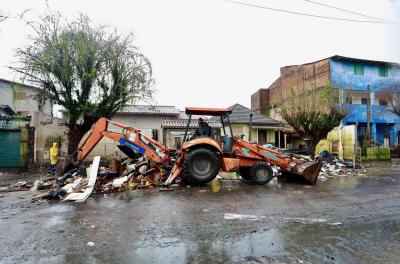 Força-tarefa de limpeza pós-enchente atende 14 locais neste sábado