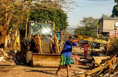 Força-tarefa de limpeza pós-enchente se concentra na Zona Norte neste domingo