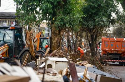 Força-tarefa de limpeza pós-enchente chega a 14 locais nesta segunda