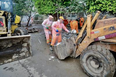Força-tarefa de limpeza pós-enchente chega a 16 locais nesta quinta