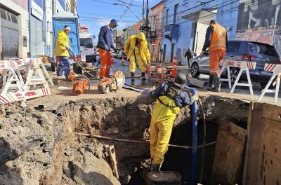 Equipes trabalham no reparo do registro de adutora na rua Garibaldi