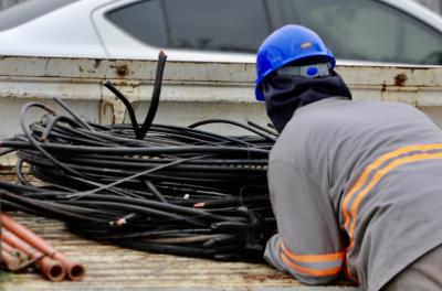 Retirada de fios em desuso segue na avenida Oscar Pereira nesta quarta-feira
