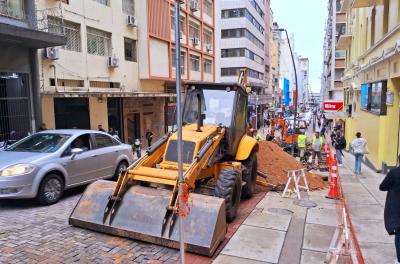 trabalho do Dmae na rua Dr. Flores