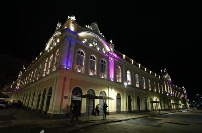 Iluminação especial do Mercado Público alerta sobre a prevenção ao câncer de mama