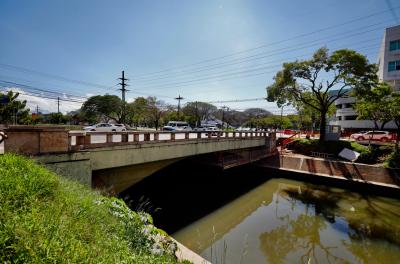 obras de reforço estrutural na ponte do Dilúvio na esquina da Ramiro
