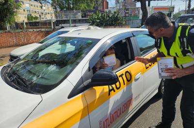 Agentes da EPTC abordam veículos e motos em ação educativa