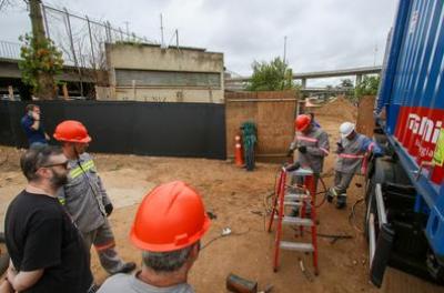 Prefeitura atua na instalação de eletrocentro na casas de bombas da Trensurb