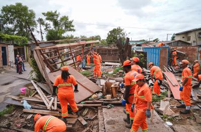 Prefeitura cumpre medida judicial e retira edificações sobre galeria de esgoto pluvial no  Humaitá
