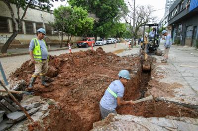 Dmae está substituindo 90 km de redes de distribuição de água nos bairros Navegantes, Floresta e São Geraldo