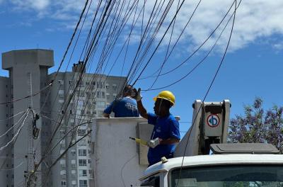 Operação de retirada de fios segue na avenida Azenha nesta quarta-feira
