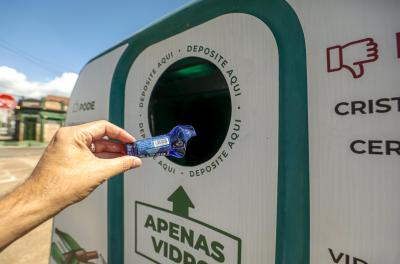 Porto Alegre conta com 30 contêineres coletores de resíduos vidro