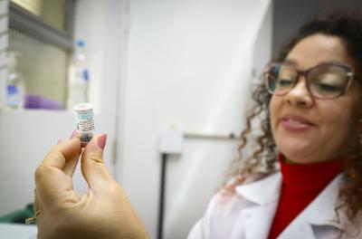 Porto Alegre oferece vacinas contra dengue para pessoas entre 10 e 14 anos