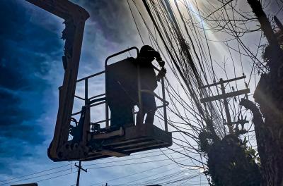 Concessionária de energia elétrica e operadoras de telefonia participam da retirada de fios nesta sexta