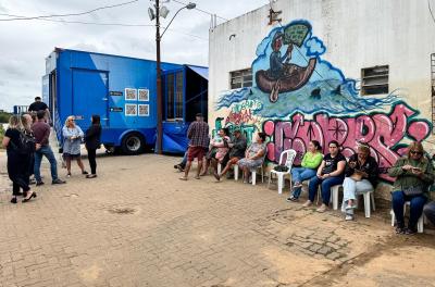 Atendimento no caminhão-agência da Caixa