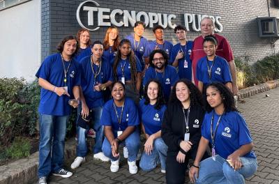 Jovens do Projeto Pescar no Tecnopuc, local onde ocorrem as aulas