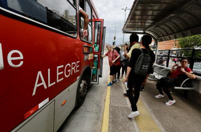A reforma das estações de corredor faz parte do programa Mais Transporte para dar mais conforto e segurança aos usuários do transporte público.