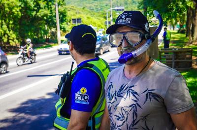 Cena de praia no trânsito alerta sobre os cuidados necessários para garantir um deslocamento seguro nas férias.