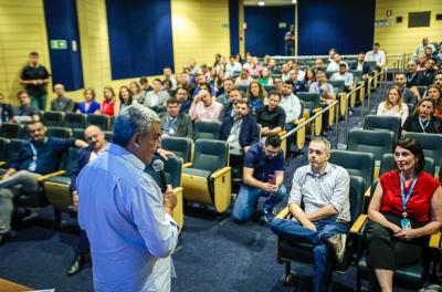 Prefeito assina financiamentos de R$ 300 milhões para qualificar serviços públicos e infraestrutura