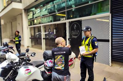 EPTC realiza ação educativa com motociclistas