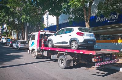 Operação flagra carro de aplicativo com 36 multas e sem condições de circulação