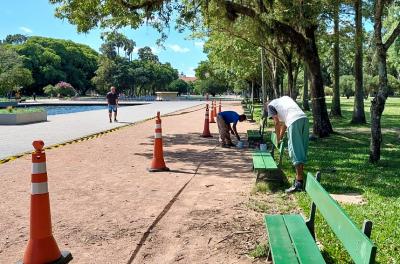 Parque da Redenção recebe novos bancos e lixeiras 