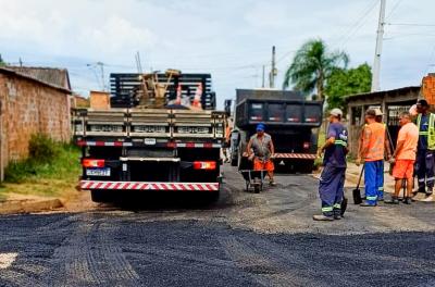 Vias do bairro Restinga recebem manutenção asfáltica